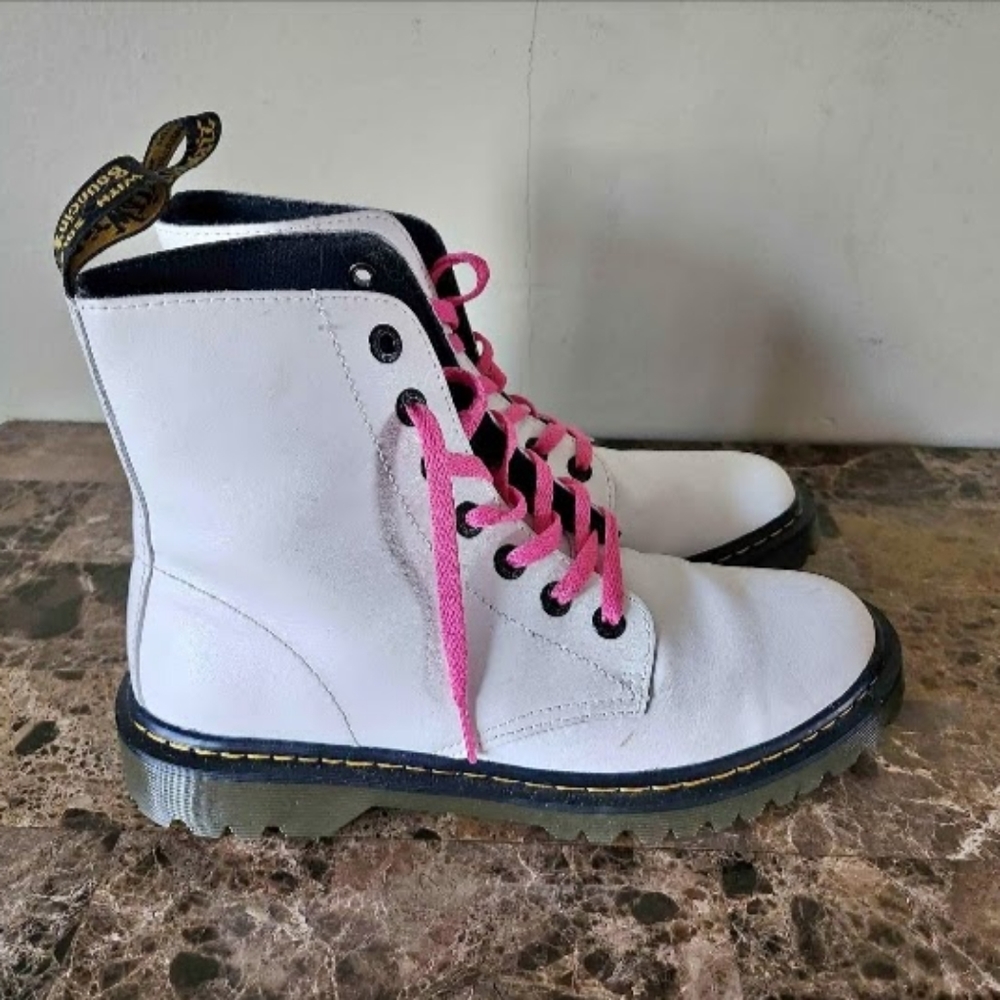 Dr. Marten's Luana boots Size 9 (LIKE NEW)